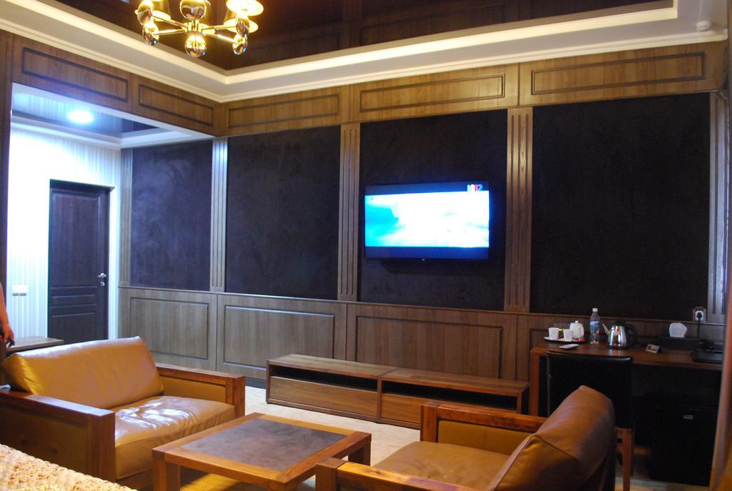 Astor Hotel & Spa Bishkek Exteriör bild